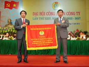 Cờ trường thêu